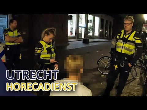 Politie | Horecadienst in Utrecht Centrum | Persoon gooit verkeersbord in het water |