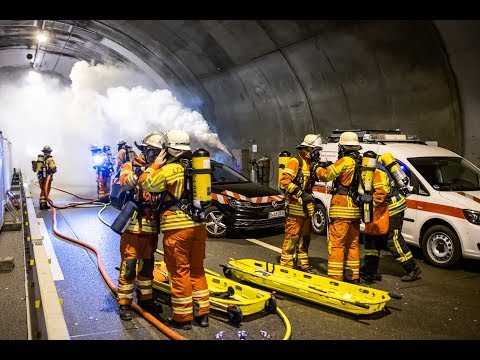[VOLLE DOKU] Großübung auf der A81: Übung der Feuerwehr und des Rettungsdienstes im Engelbergtunnel