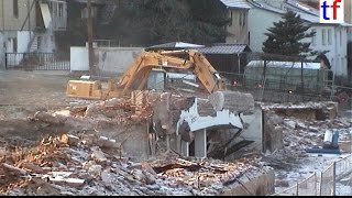 preview picture of video 'KOMATSU PC210LC Makes Demolition / Abbruch Walcker Areal Ludwigsburg, Germany, 22.01.2004'