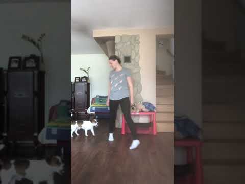 Skupienie uwagi w ruchu zapraszającym do kontaktu