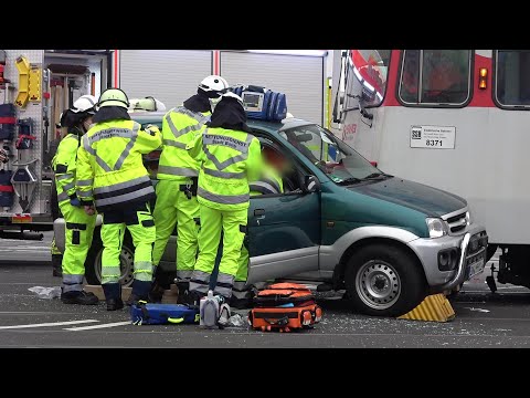 Stadtbahn kollidiert mit PKW durch Rotlichtverstoß - 1 Verletzte in Bonn-Beuel am 30.11.22