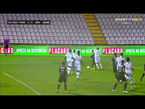 Decisão de penálti  para o Benfica é incrivelmente revertida após árbitro analisar imagens