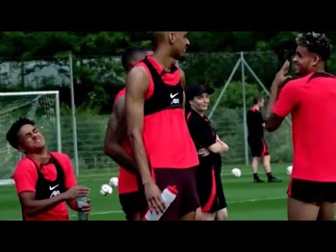 Luiz Diaz tried to cheer up Fabinho showing  a Funny dance