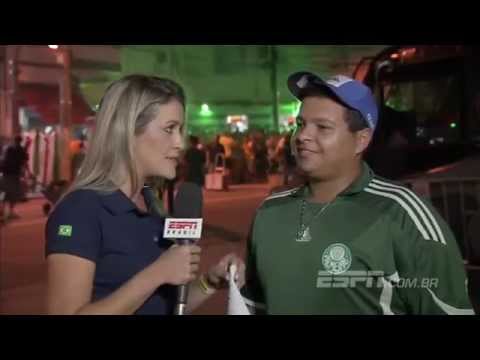 Torcedor usa termo homofóbico e leva bronca ao vivo de repórter