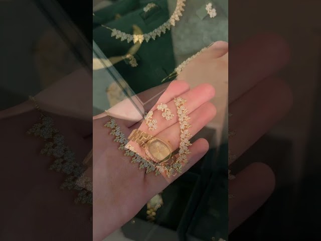 طقم الإهداء الفاخر من خاتون® مع ساعة بتصميم ذهبي