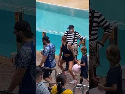 Hot Woman Dances up on Tom | Tom the Seaworld Mime