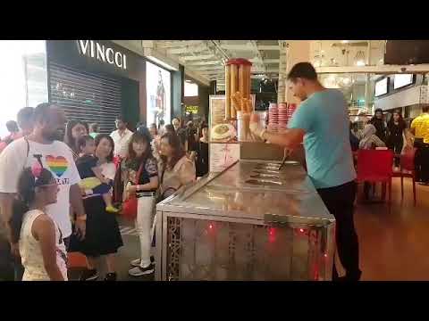 Javeria enjoyed ice cream @ Malaysia 🍦😘