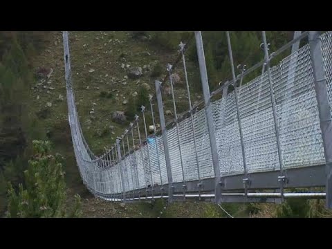 Ελβετία: Αυτή είναι η μεγαλύτερη κρεμαστή πεζογέφυρα στον κόσμο - HuffPost - Ειδήσεις και Απόψεις από την Ελλάδα και τον Κόσμο