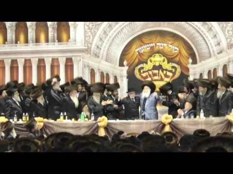 Bobov wedding 2017 - Ruv dancing with hanugid R' Eizi Englander