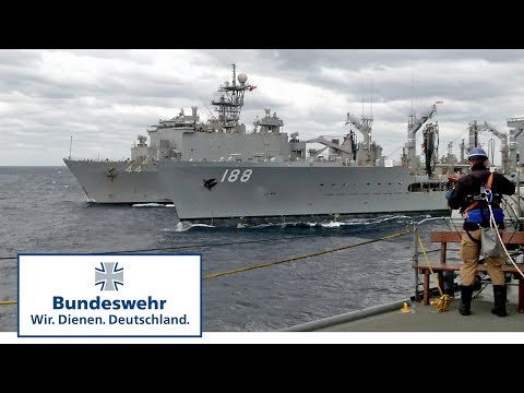Betankung einer deutschen Fregatte im Atlantik – Bundeswehr