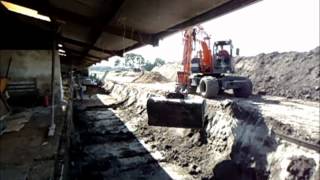 preview picture of video 'Mestkelder uitgraven onder bestaande stal.'