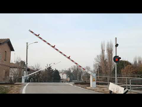 Passaggio a livello n.29 - Quartesana - Via Gualdo - Parisini ridotto proprio male...Km 13+281