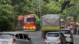 Download lagu Bikin Merinding, Truk Trailer Siba Surya Lawan Arah Terjebak di Tanjakan Sitinjau Lauik mp3