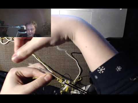 I am learning my aunt how to göra något with yarn