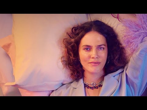 DOWNTON ABBEY star Jessica Brown Findlay in THE FLATSHARE (2022) comedy series trailer