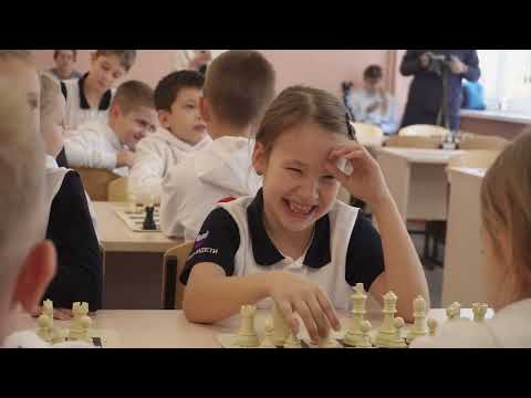 В школе № 40 Владивостока второклассники посещают уроки шахмат.
