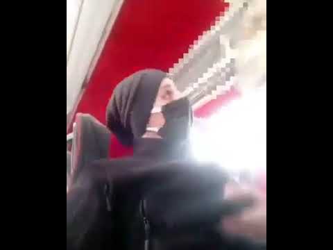 Otobüste giden sivil polis askere kimliğini gösteriyor