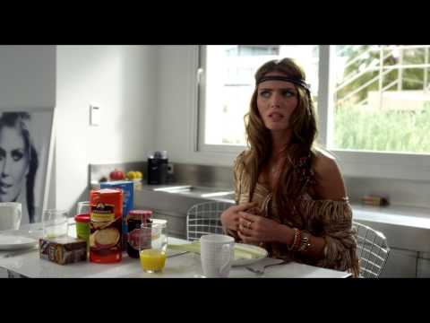 VERLIEFD OP IBIZA Elza en Kevin in de keuken.