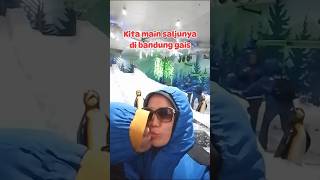 Download lagu Let's play in the snow in Bandung, guys #shorts #playingsnow #snowpark #motherandchild mp3