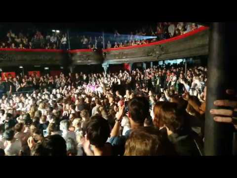 The Pirouettes @ La Cigale Paris. Vickie stage diving