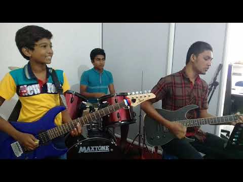 පොඩි දුවගේ  සිනා වැලයි  පොඩි පුතුගේ කතා පෙලයි ......