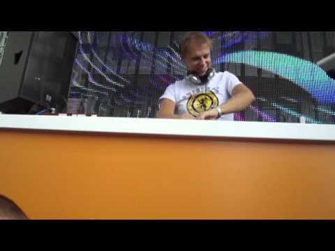 Armin @ Hard Rock 2011, playing....ID?