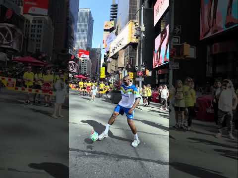 BRASIL MOSTRANDO O FUTEBOL ARTES NA TIME SQUARE