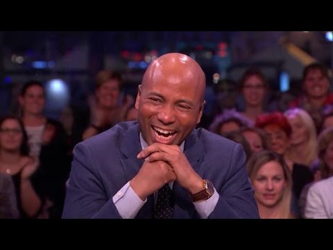 Slappe lach aan tafel om oud Lama's-fragment - RTL LATE NIGHT