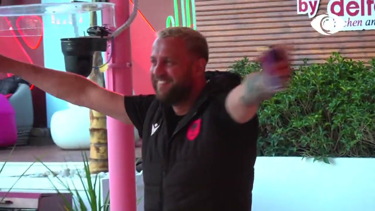 Luizi dëgjon këngën e tij dhe u tregon banorëve