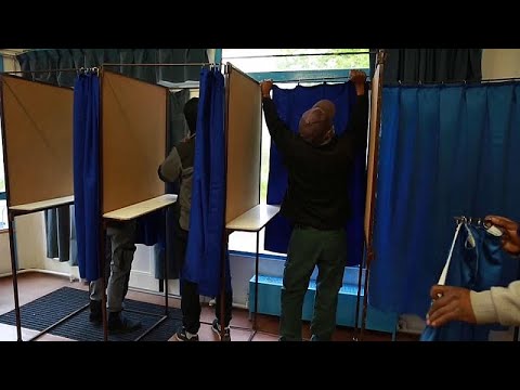 شاهد التجهيزات الأخيرة داخل مراكز الاقتراع في فرنسا استعدادا للدورة الثانية للانتخابات الرئاسية