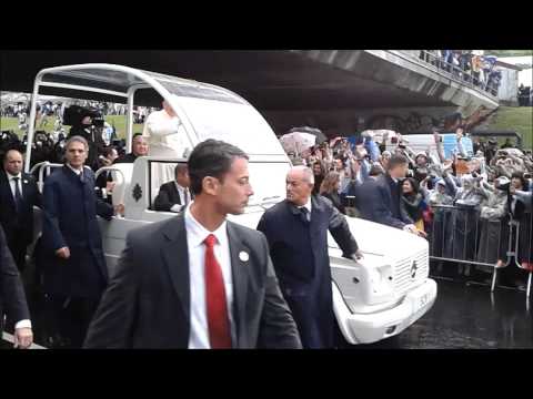 Papa Francisco ao sair da Missa com os Bispos - JMJ Rio 2013