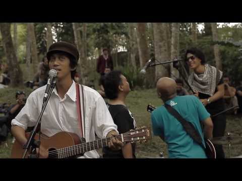 [LIVE] Fireflies - Risky Summerbee and The Honeythief - [Sleman - In The Woods 2011]
