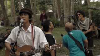[LIVE] Fireflies - Risky Summerbee and The Honeythief - [Sleman - In The Woods 2011]