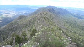 preview picture of video 'Cathedral Range Ridge Walk Trekking From Sugarloaf Saddle'