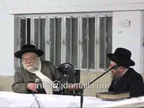 Toldos Aharon Rebbe Giving Out Prizes For Kinyan Shas  Adar 5772