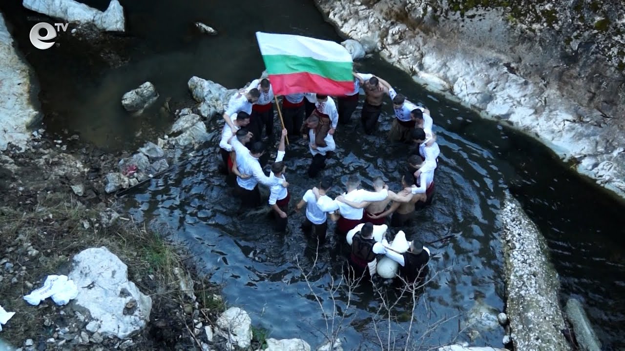 Мъжко хоро се изви в реката за Йордановден в смолянския квартал "Устово"