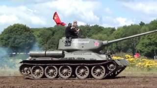 Русский танк Т-34 в Англии на шоу “Война и Мир“