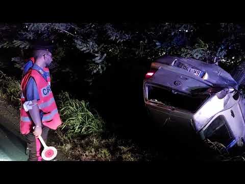 Tremendo incidente, auto "sparata" capovolta in mezzo agli alberi