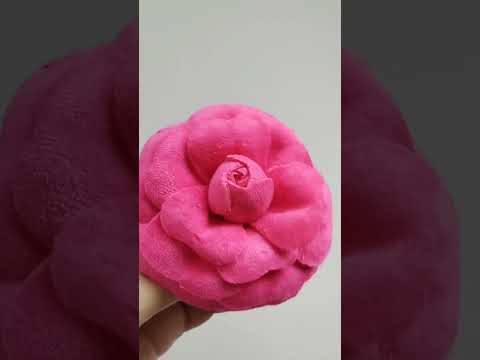 фото брошь камелия из велюра цвета фуксии 0