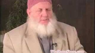 Praise be to Allaah.
Women, like men, are obliged to call people to Allaah and to enjoin what is good and forbid what is e...