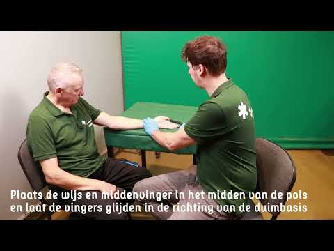 Meten van de hartslag ter hoogte van de polsslagader