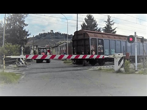 Passaggio a livello San Re (PV) treno merci in transito #levelcrossing #passaggioalivello