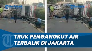 Kecelakaan Tunggal Truk Pengangkut Air Mineral hingga Truk Terbalik di Tol Dalam Kota KM 14 600