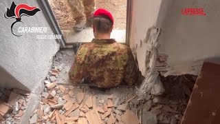 Bunker segreto scoperto in Calabria, la botola elettrica e un tunnel di 120 metri per fuggire: le...