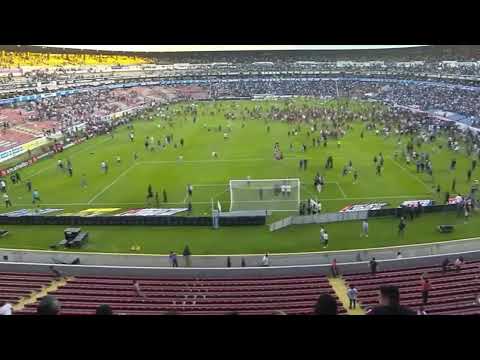 La gente corre  en pleno partido de queretaro vs atlas 2022