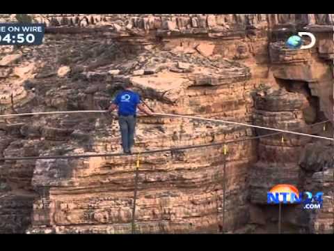Nik Wallenda atravesó el Gran Cañón en la cuerda floja