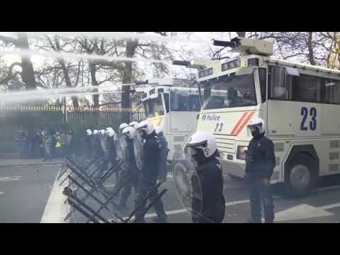 'Yellow vest' protestors destroy toll booths, occupy highways across France