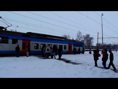 Elektrická jednotka 451.025+051.004+451.026 přijíždí do stanice Čelákovice