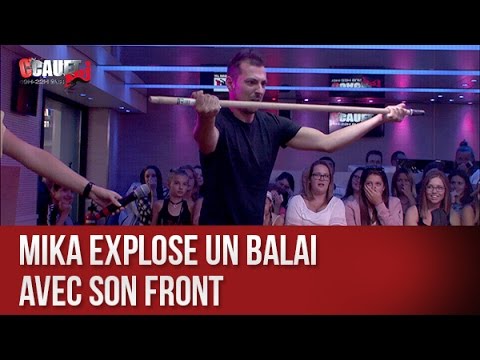 Mika explose un balai avec son front - C’Cauet sur NRJ