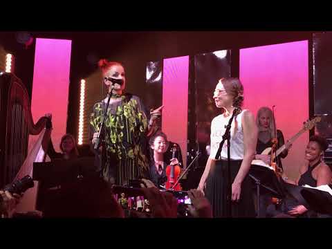 Shirley Manson invites Fiona Apple on stage at GIRL SCHOOL 2018